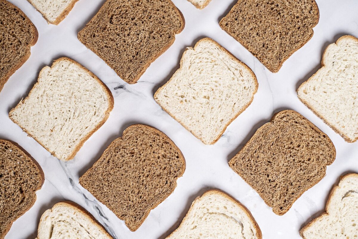 Appiattire il pane e ritagliarlo con le formine