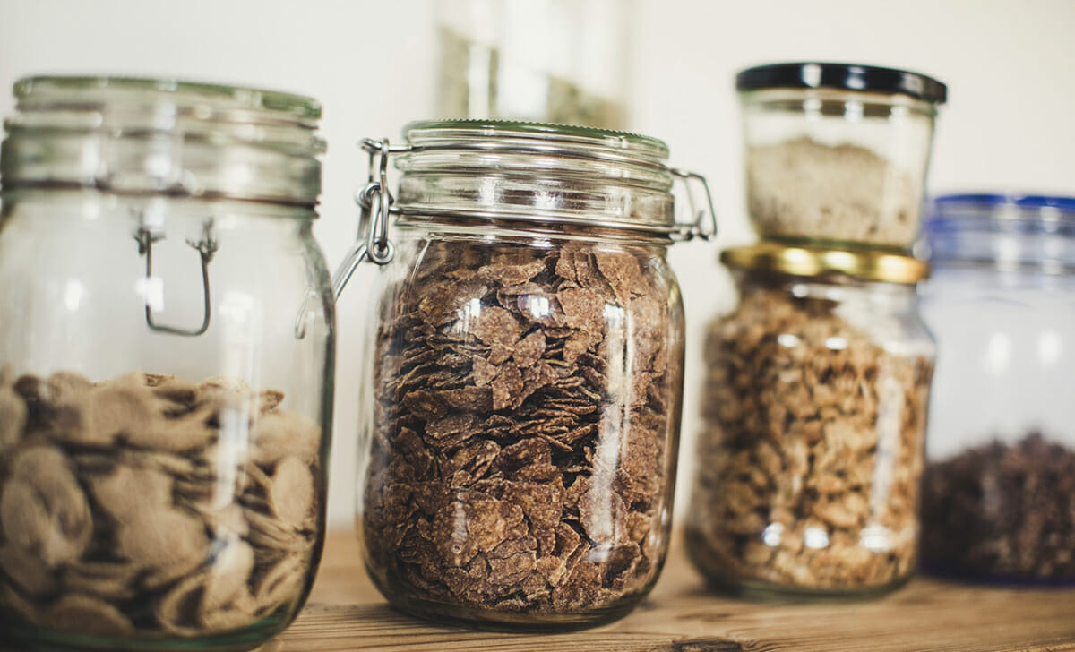 Applicate dei petali di cereali al cioccolato tutti intorno alla base, fino a ricoprirne la superficie per intero