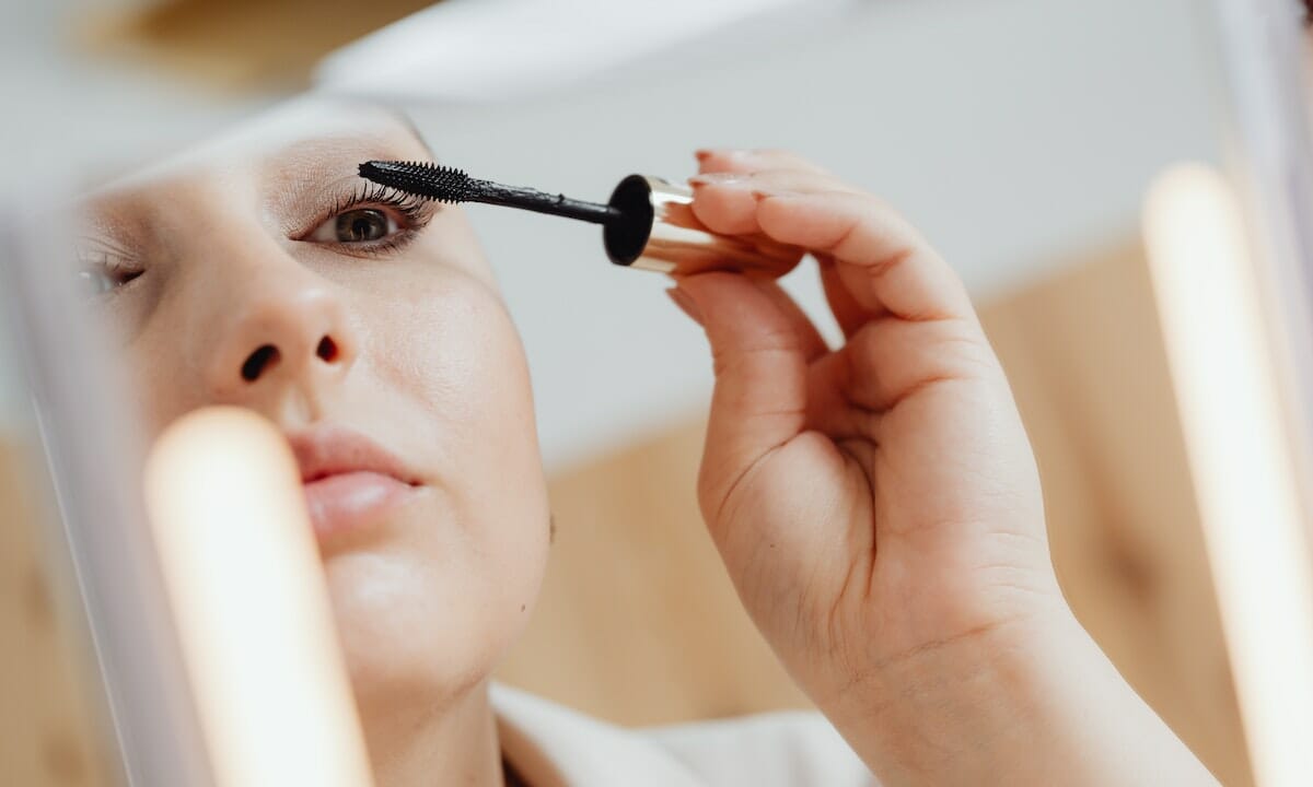 Applichiamo il mascara dalla radice fino alle punte