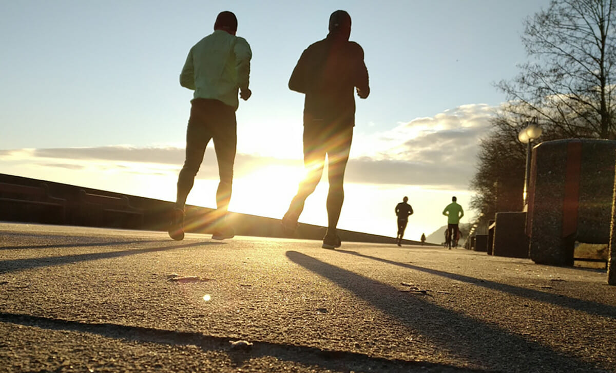 Approfittiamo della compagnia di amici e parenti per andare a passeggiare o correre insieme