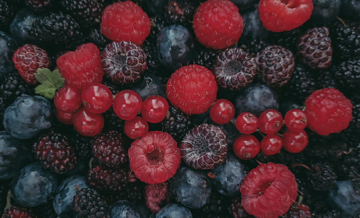 Arricchiamo la crostata con ribes, mirtilli e lamponi