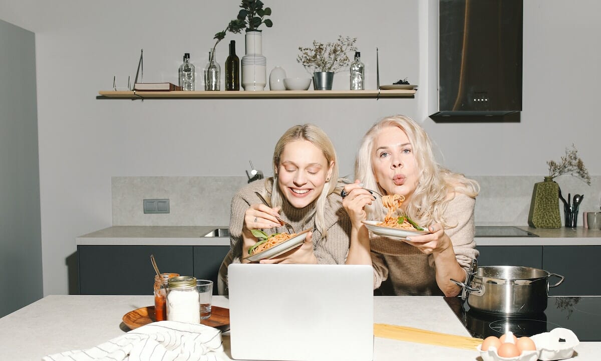 Attenzione mentre mangiamo un piatto di spaghetti