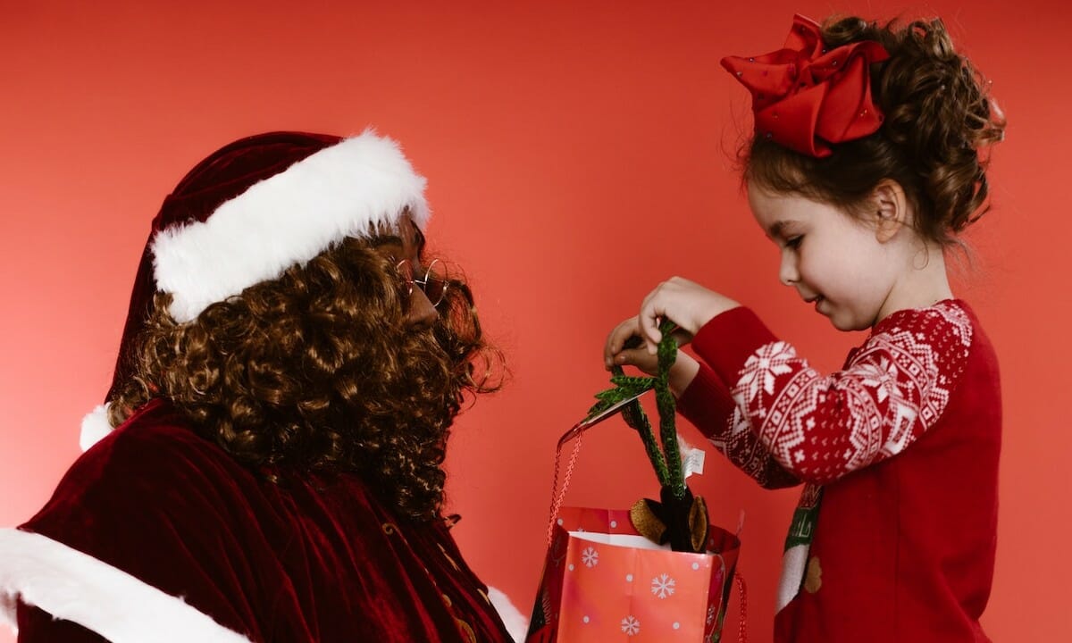 Babbo Natale porta loro i regali