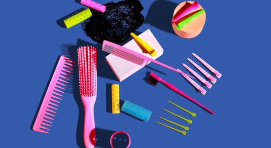 Basta pettini e spazzole pieni di polvere e capelli