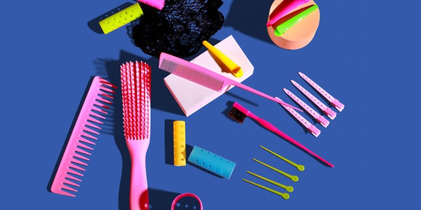 Basta pettini e spazzole pieni di polvere e capelli