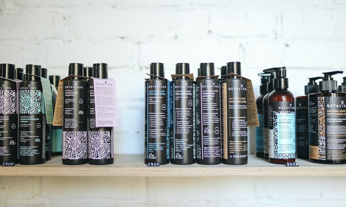 Beauty routine per capelli della stessa linea con balsamo e maschera
