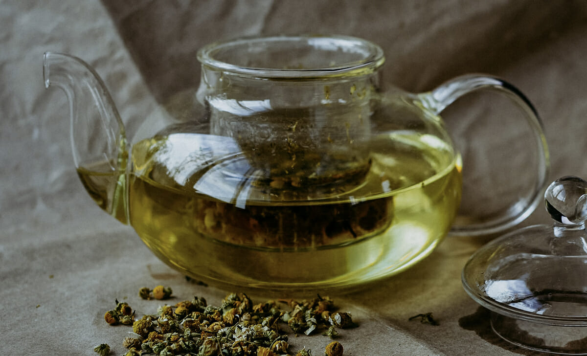 Bere camomilla, tisane o infusi caldi può aiutarci