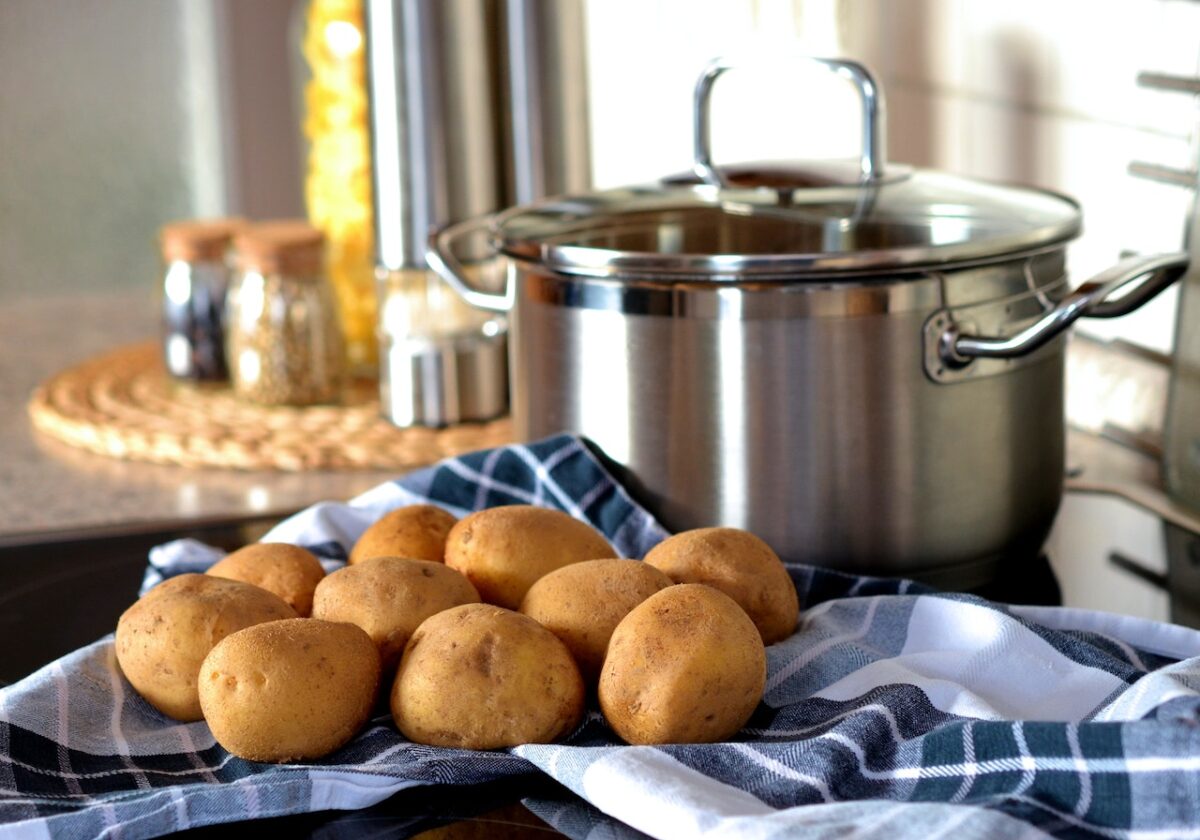 Bisogna prima lessare le patate e schiacciarle-proiezionidiborsa.it