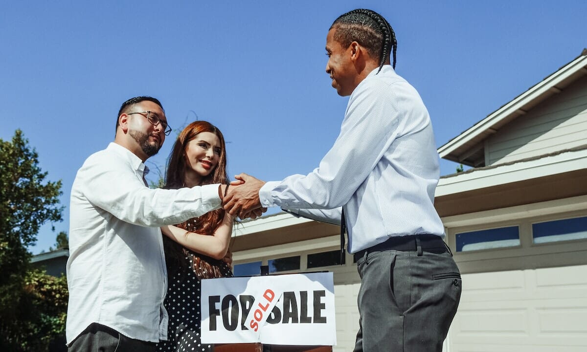 Bisognerebbe comprare immobili all'estero