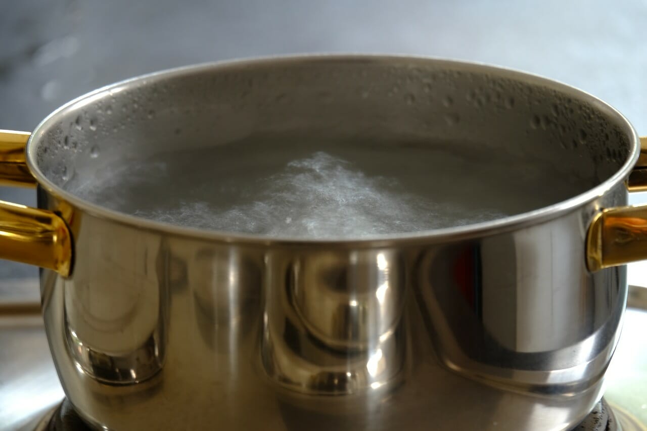 Buttare le noci in acqua bollente, il trucco geniale diventato virale