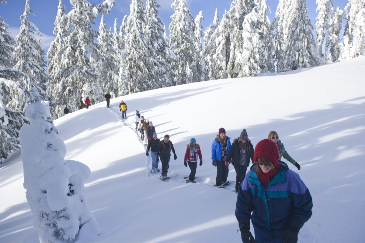 Camminare con le ciaspole sulla neve e respirare la fresca aria di montagna saranno sensazioni emozionanti