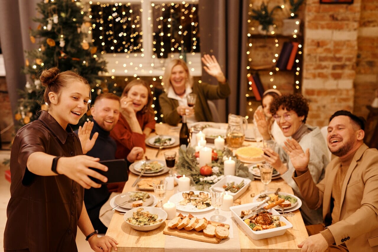Come abbellire la tavola per pranzo e cena durante le feste natalizie