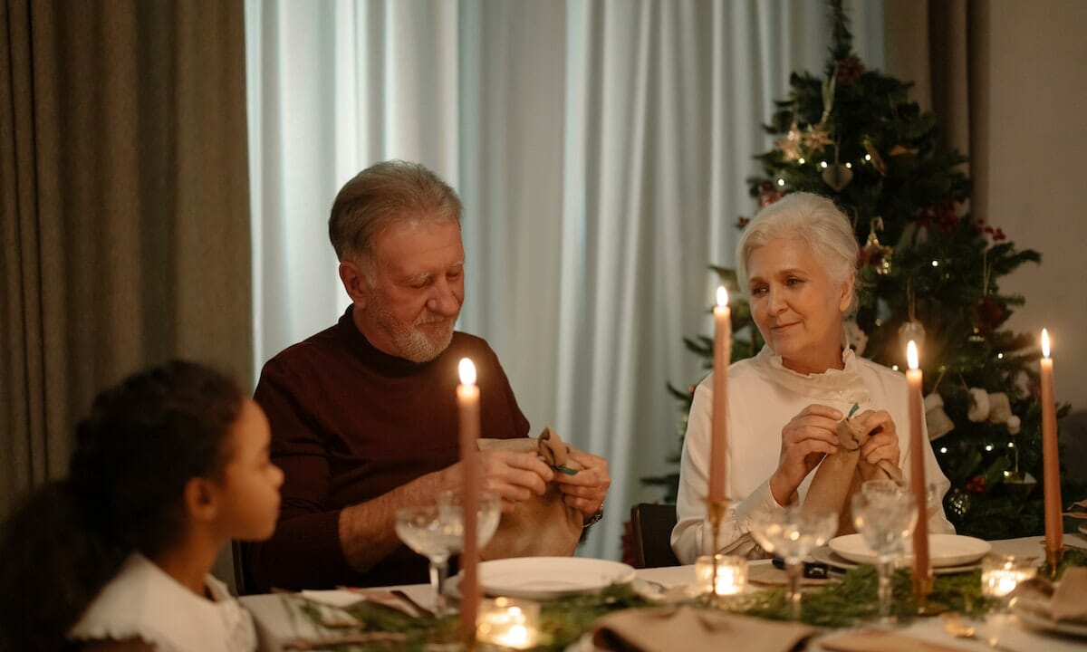 Come fare con una persona anziana durante le feste.1