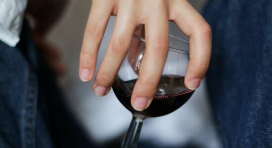 Come togliere le macchie di vino rosso dai jeans