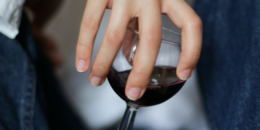 Come togliere le macchie di vino rosso dai jeans