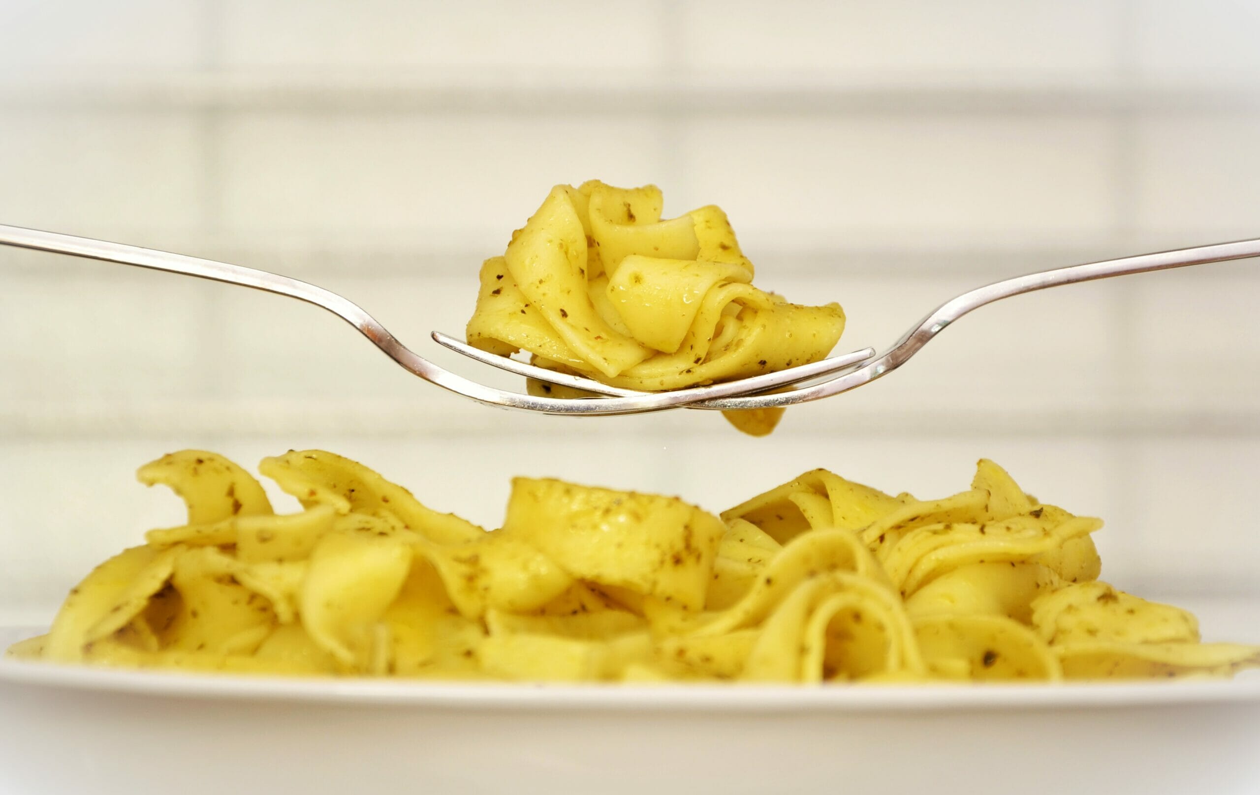 Con le tagliatelle possiamo realizzare in pochi minuti un delizioso finger food da servire come aperitivo