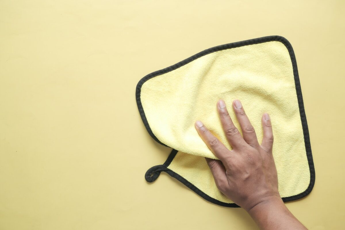 Con un panno in microfibra mettiamo la nostra miscela su tutte le maniglie-proiezionidiborsa.it