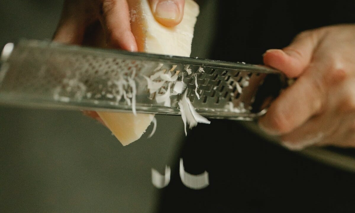 Condire i pansotti con formaggio grattuggiato