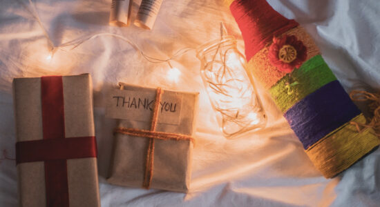 Confezionare le bottiglie come regalo di Natale