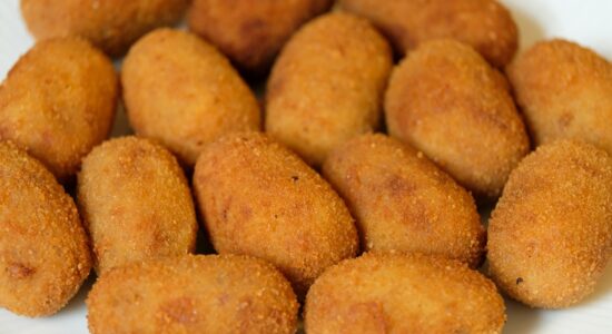 crocchè di patate con mortadella, ragù e formaggio filante