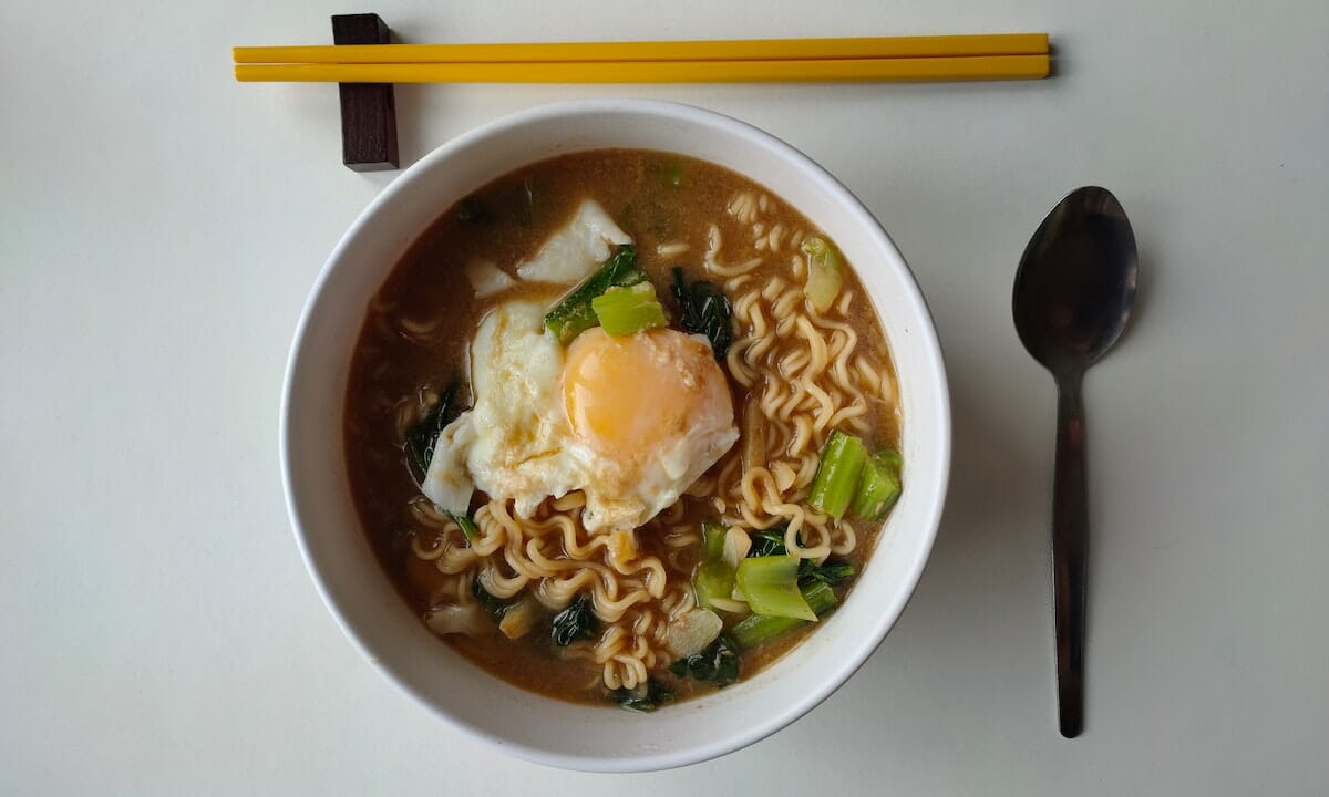 Cuocere i noodles e unirli a brodo e verdure