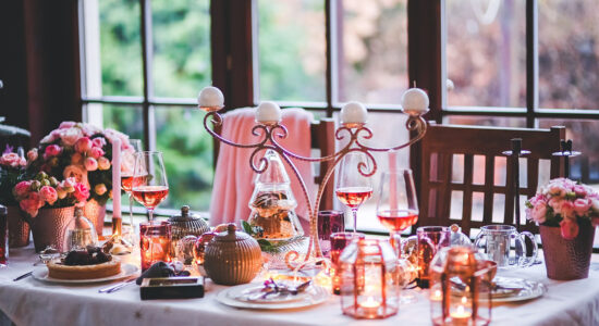 Decorare la tavola natalizia con un risultato cromatico epico e chic