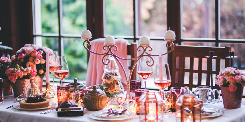Decorare la tavola natalizia con un risultato cromatico epico e chic