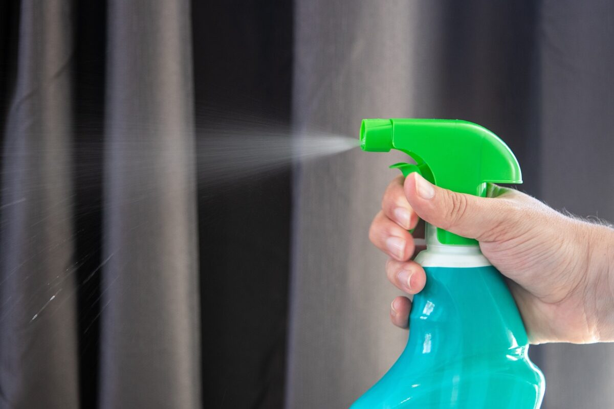 Diluiamo lo shampoo o il percarbonato con dell'acqua e spuzziamo la soluzione-proiezionidiborsa.it