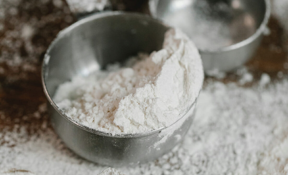 Distribuisci una piccola quantità di amido di mais sui capelli per neutralizzare gli odori sgradevoli