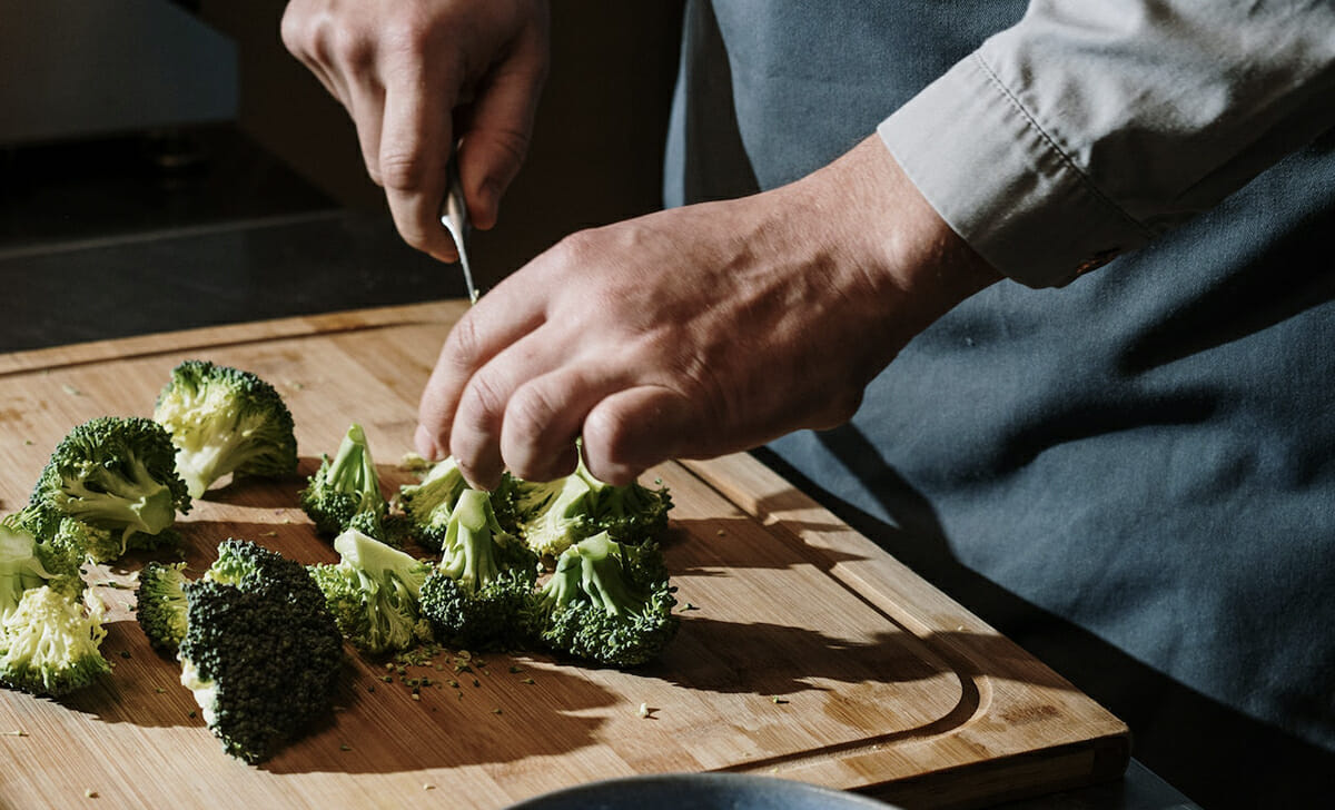 Dividere i broccoli e i cavolfiori prima di farli cuocere in acqua salata per qualche minuto