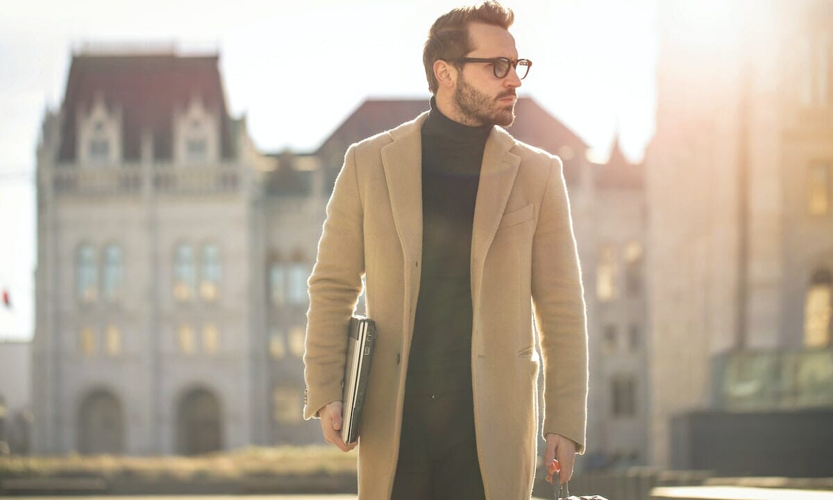 Dolcevita nero e cappotto color cammello