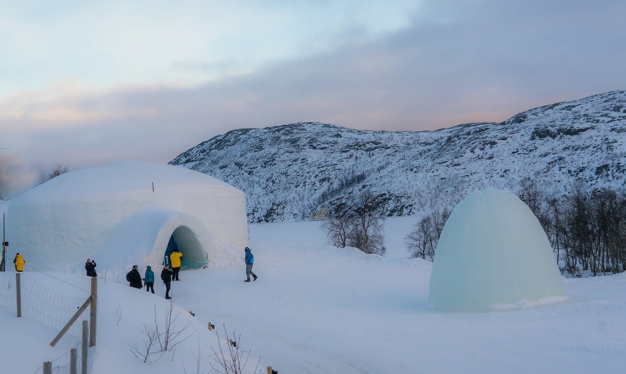 Dormire in igloo con il sacco a pelo