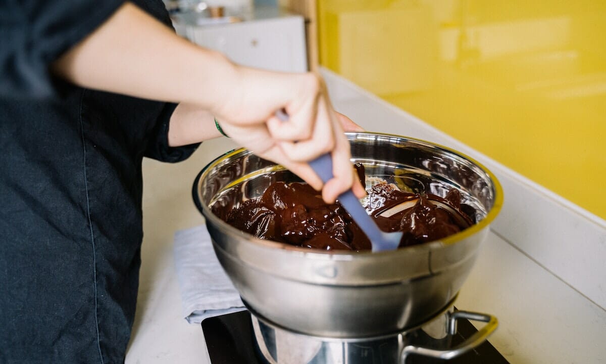 Facciamo fondere a bagnomaria il cioccolato fondente