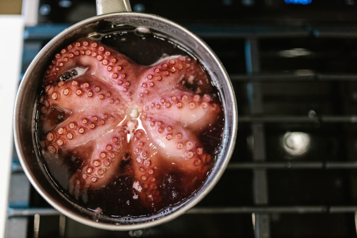 Far cuocere il polpo in acqua per circa mezz'ora