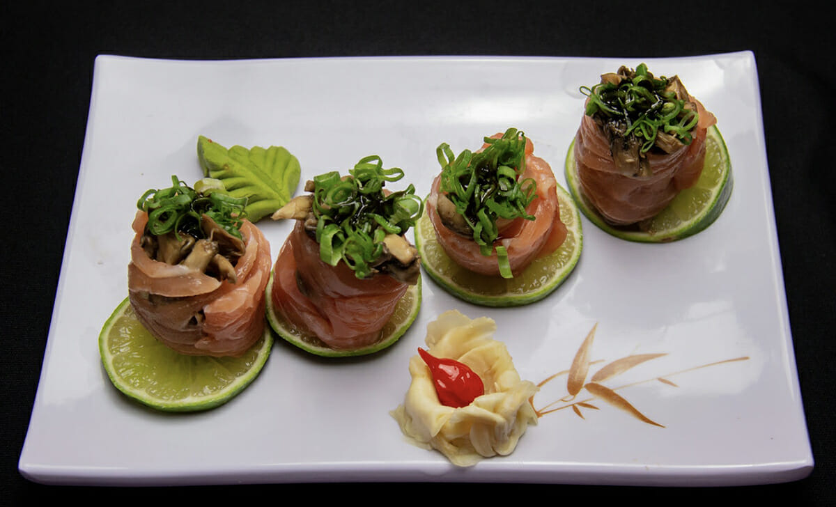 Farciamo le fette di salmone e arrotoliamole