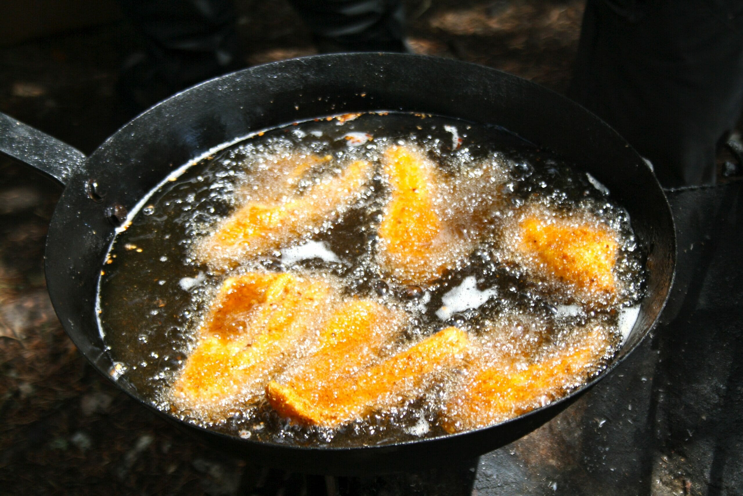 Friggere è uno dei metodi di cottura preferiti dagli italiani. Ci sono talmente tanti piatti che prevedono esattamente questo procedimento in cucina che, in tanti, lo fanno a occhi chiusi.