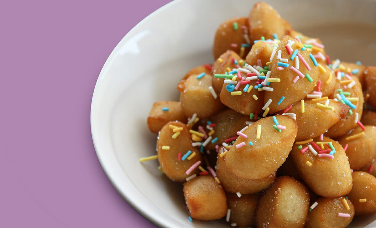 Gli struffoli sono delle piccole palline di impasto che vengono fritte e ricoperte dal miele e decorate con codette colorate