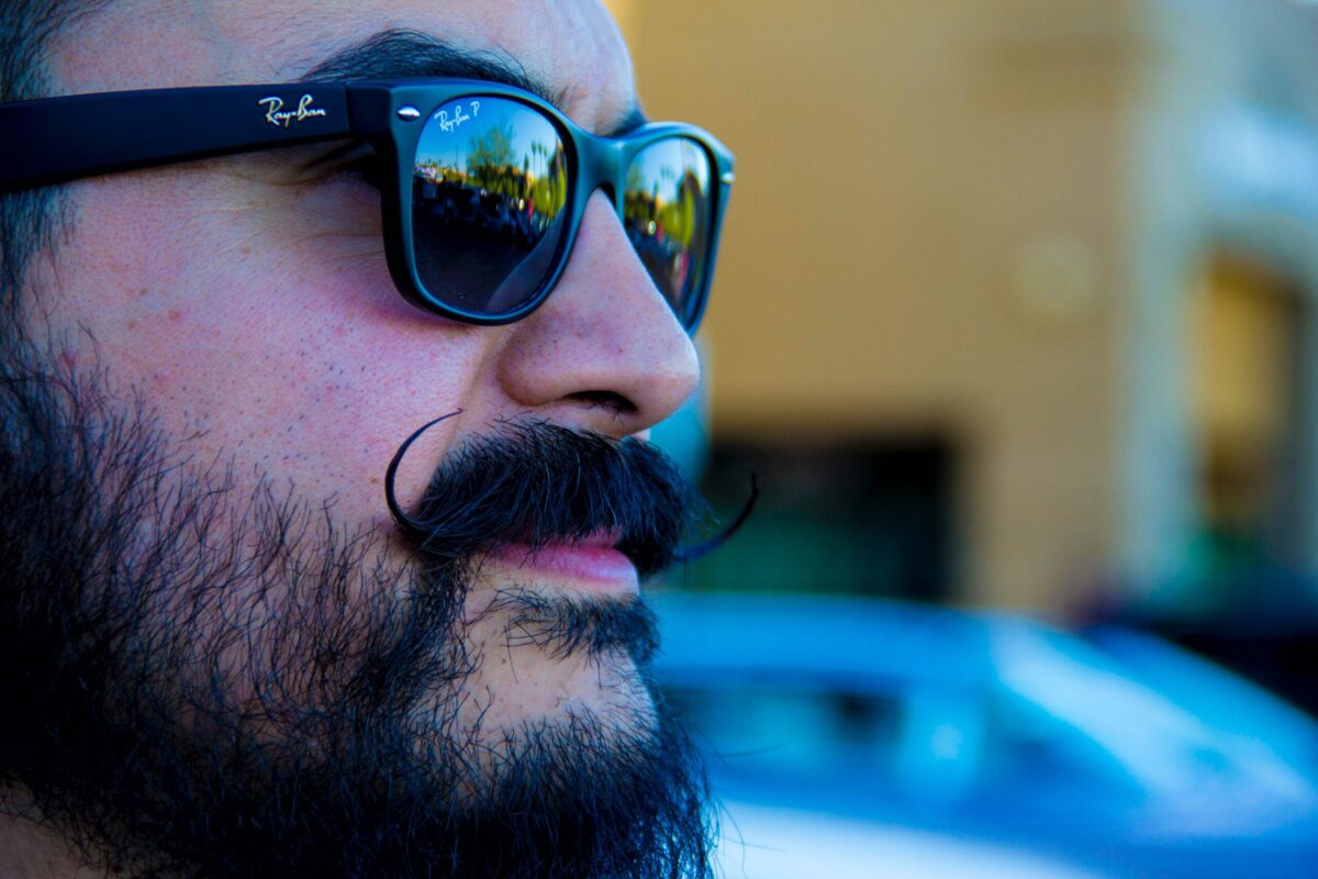 Gli uomini adorano mettere in mostra la barba