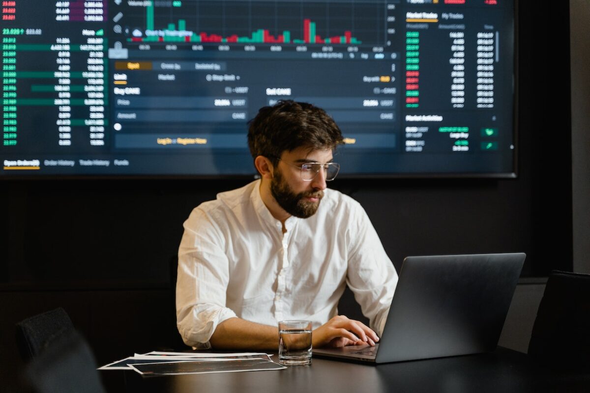 Gli uomini che tradiscono di più lavorano in finanza-proiezionidiborsa.it