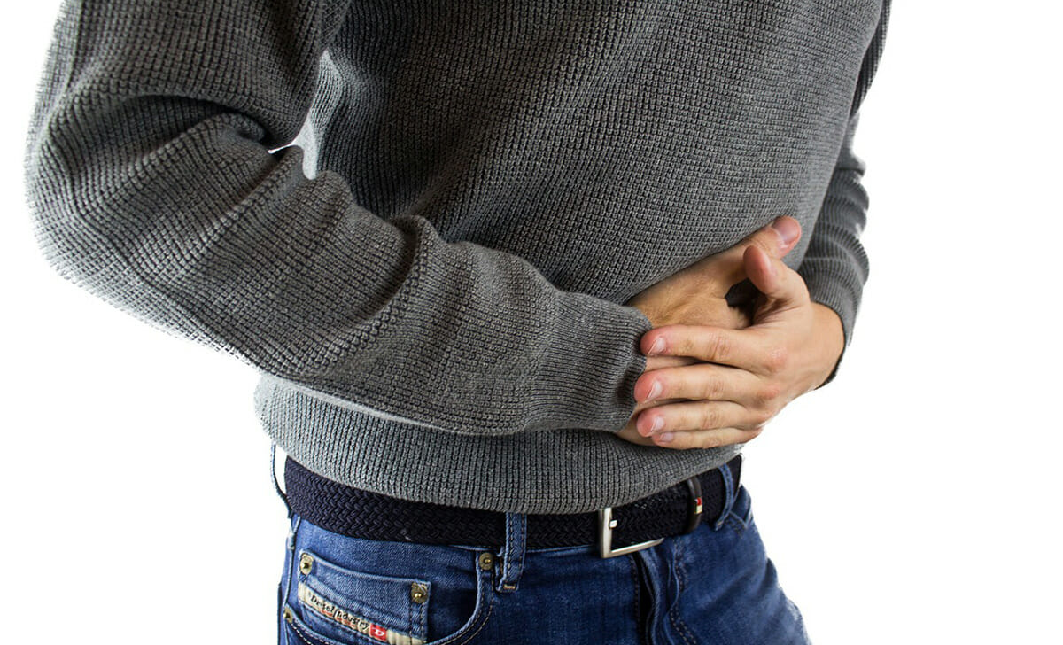 Gonfiore e dolori addominali sono tra i sintomi più comuni