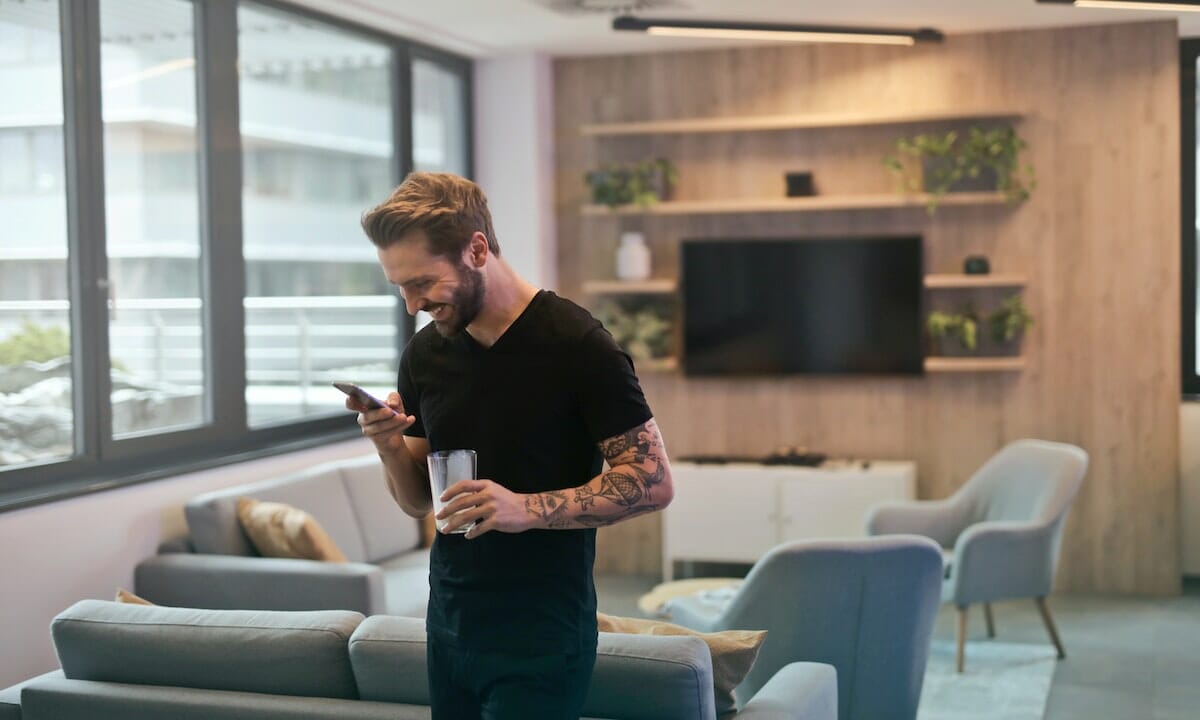 Guardare il cellulare con la testa china potrebbe infiammare la cervicale
