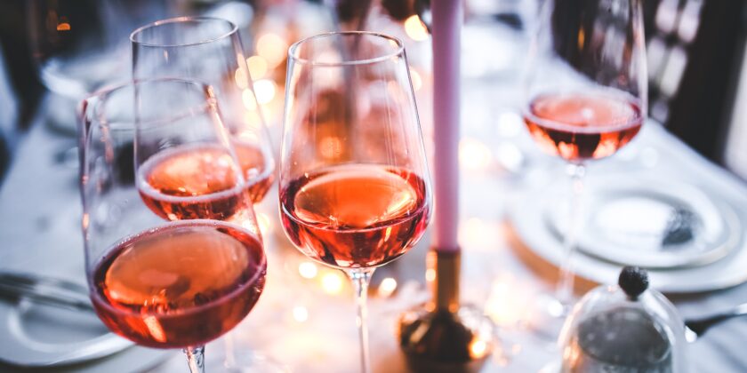  I vini migliori da regalare e da bere a Natale e durante le feste ma non sono lo champagne