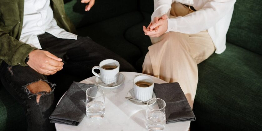 Il bicchierino d’acqua si beve dopo o prima del caffè?