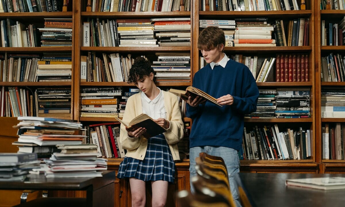 Il look university con minigonna e cardigan andrà di gran moda
