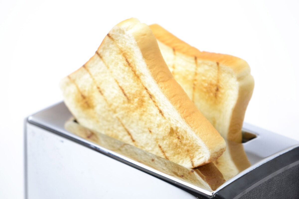 Il pane a fette è utilissimo nel periodo natalizio per realizzare antipasti deliziosi.
