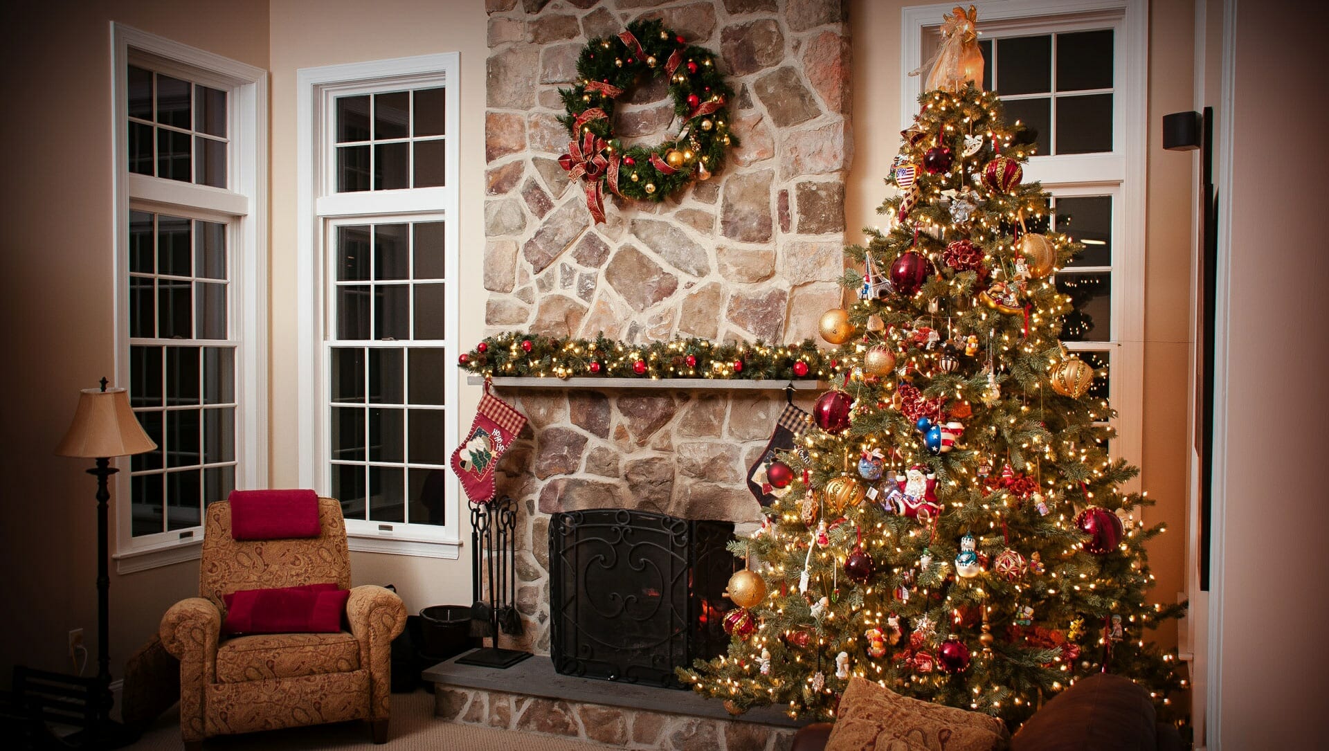 Il periodo di Natale si accende di mille luci e di magia anche grazie alle tradizionalissime decorazioni