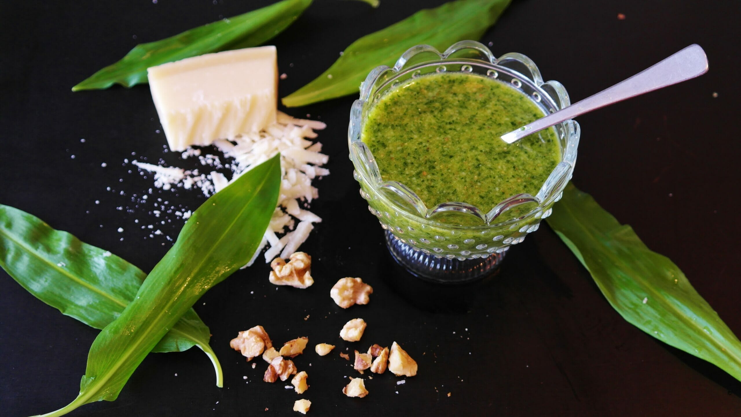 Il pesto è un preparato semplice che richiede pochi ingredienti e pochissimo tempo. Quello di mandorle e melanzane di cui parleremo oggi è perfetto da abbinare a tanti piatti diversi.