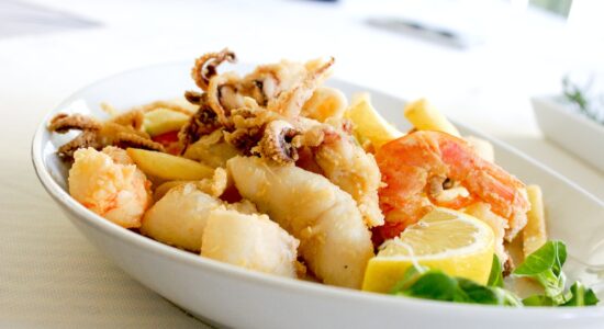 Il trucchetto che pochi ammettono di usare per il fritto misto di pesce