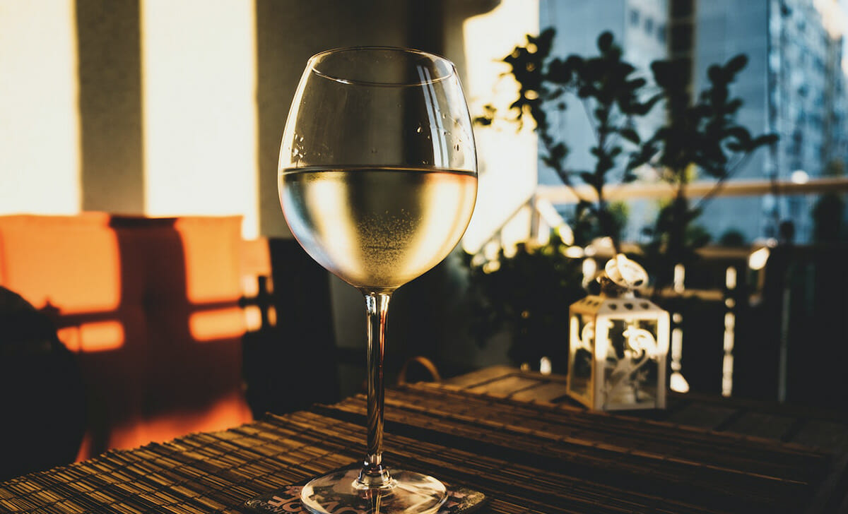 Il vino bianco faciliterà la rimozione della macchia di vino rosso