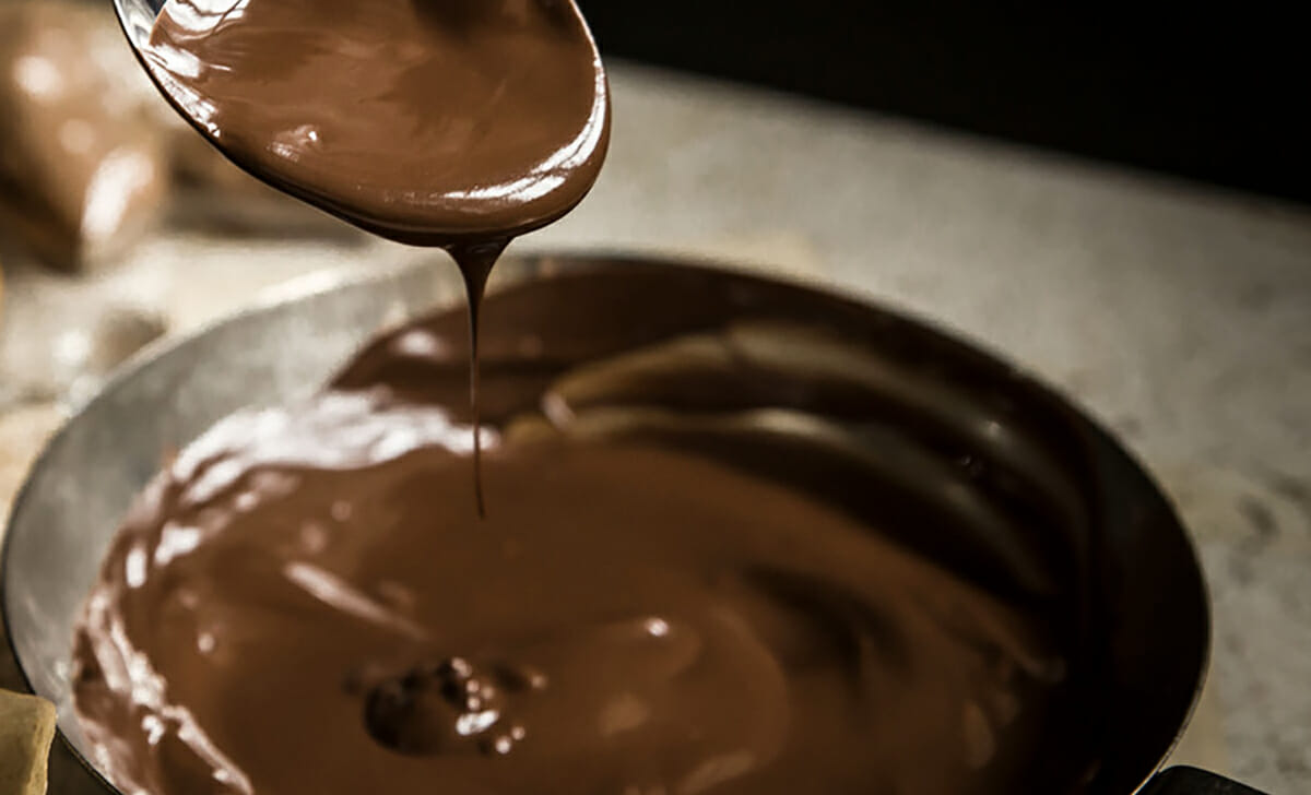Immergeremo gli struffoli in una ganache al cioccolato